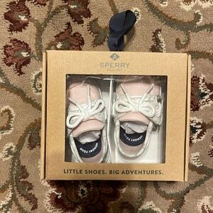 New in box girls Sperry crib shoes